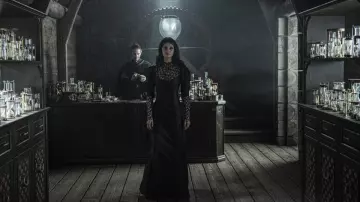 La robe de Yennefer (Anya Chalotra) dans The Witcher (S01E05)