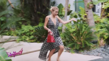 Le sac à main rouge Louis Vuitton porté par Anastasiya dans Les Anges 11 Épisode 104