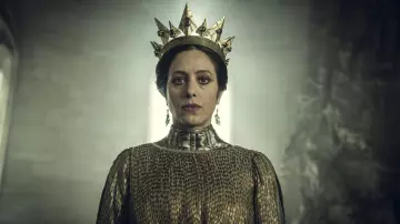 La couronne de Queen Calanthe (Jodhi May) dans The Witcher (S01E04)