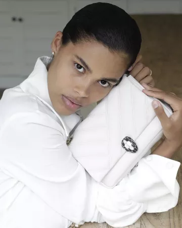Sac à bandoulière blanc matelassé de Tina Kunakey sur le compte Instagram de @tinakunakey