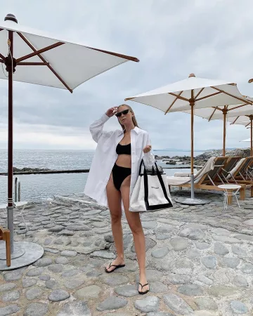 Navy Cabas M NATURAL / BLACK balanciaga de Victoria Törnegren en la cuenta de Instagram de @victoriatornegren