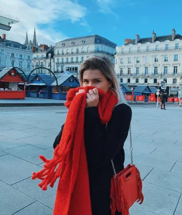 Sac à main rouge à franges de Juste Zoé sur le compte Instagram de @justezoe_ytb