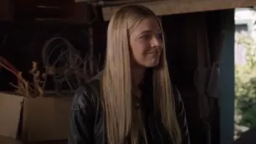 Noir Clouté à Capuchon de veste en Cuir portés par Tami Tamietti (Kate Mineur) dans Shameless Saison 10 Épisode 10