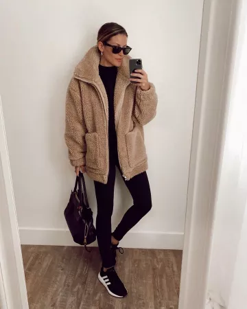 Shear­ling Jack­et of Lindsay Marcella on the Instagram account @lindsaymarcella