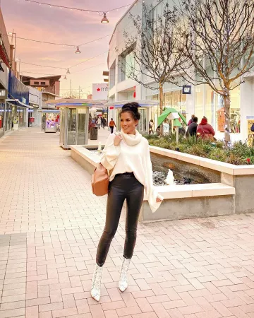 Chelsea Leather Back­pack of Rachel Vogttrends on the Instagram account @rachelvogttrends  