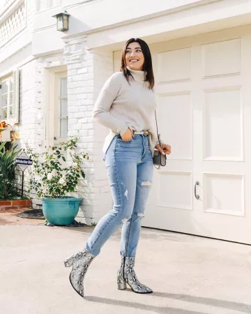 Chloé Leather Clutch and Suede Faye Rachel Vogttrends on the account Instagram of @rachelvogttrends