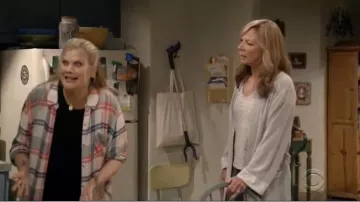V-Neck T-Shirt porté par Bonnie (Allison Janney) dans Mom Saison 7 Épisode 11