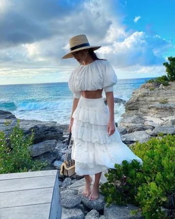 Fendi Small Raffia Trim Logo Bordado Kan I Logo usado por Olivia Culpo Instagram Pic enero 11, 2020