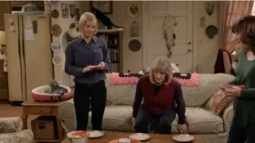 But­ton Slim Blouse worn by Jill (Jaime Pressly) in Mom Season 7 Episode 11