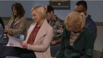 White Leather Jack­et worn by Jill (Jaime Pressly) in Mom Season 7 Episode 11