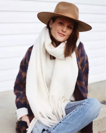 Chapeau Fedora de Lindsay Marcella sur l'Instagram account @lindsaymarcella
