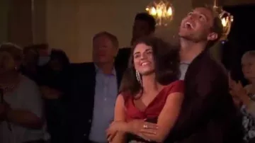 Rouge Torsion Hors-la-épaule Combinaison portée par Madison P. dans Le Bachelor Saison 24 Episode 1