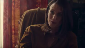 Le collier chouette porté par la psy de Mélanie (Camille Cottin) dans Deux moi