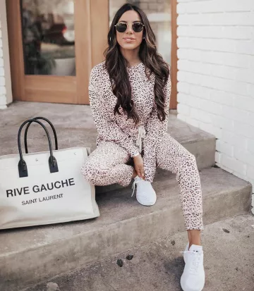 Saint Laurent Cabas Off-White and Light Brown 'Rive Gauche' de Ariana Lauren en la cuenta de Instagram de @arianalauren