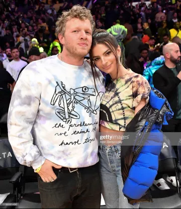 Re Fait Originaux de grande hauteur de la Cheville de la Récolte Slim Leg Jeans portés par Emily Ratajkowski Match des Lakers 13 janvier 2020