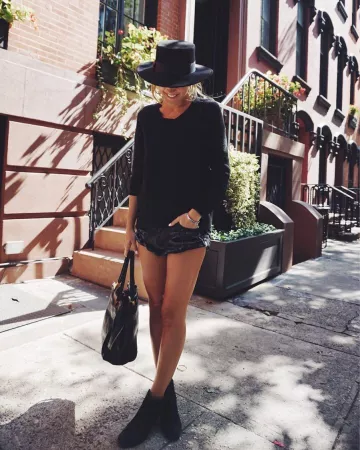 Une Cuillère à café de Denim Short de Lindsay Marcella sur l'Instagram account @lindsaymarcella