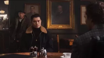 Bleu marine veste avec col de fourrure porté par l'Œil Sec (Henry Golding) chez Les Messieurs