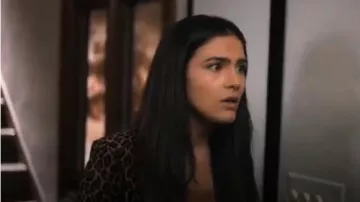 Blazer de leopardo marrón usado por Dani Núñez (Arienne Mandi) en The L Word: Generation Q Temporada 1 Episodio 6