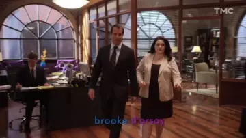 The dress midi black tight-fitting to the round collar of Jane Bingum (Brooke Elliott in Drop Dead Diva (S01E04)