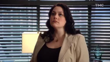Le collier en or avec une pierre naturelle verte de Jane Bingum (Brooke Elliott) dans Drop Dead Diva (S01E04)