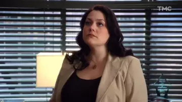 The gold necklace with a natural stone green of Jane Bingum (Brooke Elliott in Drop Dead Diva (S01E04)