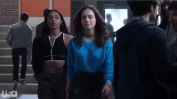 Mini falda de cuero negro usada por Beth Cassidy (Marlo Kelly) en Dare Me Temporada 1 Episodio 2