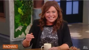 Cinq à Sept Silk Ruffle Top usado por Rachael Ray en Rachael Ray 13 de enero de 2020