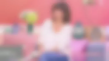Le pull poncho écru de Faustine Bollaert dans Ça commence aujourd'hui le 14.01.2020