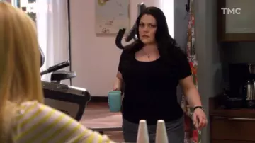 The black t-shirt kingdom the round neck of Jane Bingum (Brooke Elliott in Drop Dead Diva (S01E04)