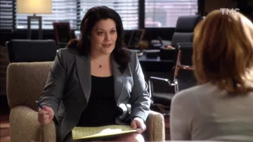 Le blazer uni gris foncé de Jane Bingum (Brooke Elliott) dans Drop Dead Diva (S01E04)