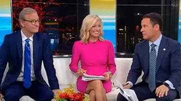 A.L.C Hot Pink Short Sleeve Mini Dress usado por Ainsley Earhardt en Fox & Friends 13 de enero de 2020
