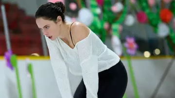 El top blanco con sangría usado por Kat Baker (Kaya Scodelario) para su entrenamiento en Spinning Out (Temporada 1 Episodio 6)