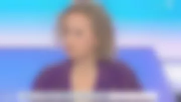 La robe chemise rayée en soie et viscose de Caroline Roux dans C dans l'air le 14.01.2020