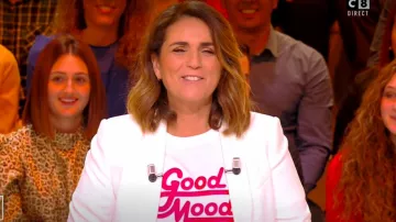 The tee shirt white Good Mood Valerie Benaim in It is that of the tv !the 14.01.2020