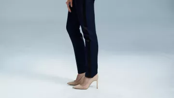 High Heels of Lucy Preston (Abigail Spencer) in Timeless (S01E01)