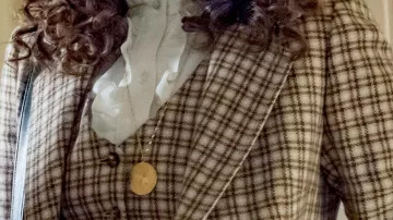 Necklace of Jiya (Claudia Doumit) in Timeless (S02E08)