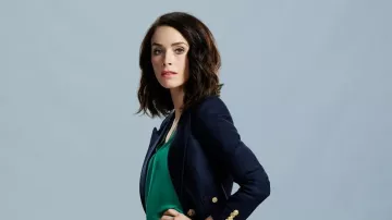 Navy Blazer of Lucy Preston (Abigail Spencer) in Timeless (S01E01)