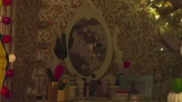 Vanity Dressing Table of Zoe (Jaylen Barron) in Free Rein (S01E01)