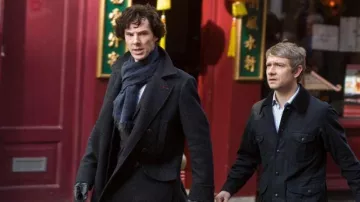 Blue Scarf of Sherlock Holmes (Benedict Cumberbatch) in Sherlock (S01)