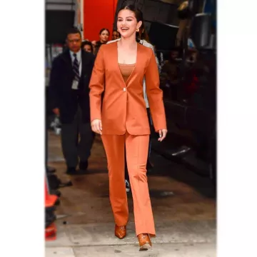 Gauge81 Dako­ta Stretch Cady Blaz­er worn by Selena Gomez Leaving Live with Kelly and Ryan January 13, 2020