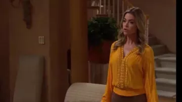 Ramy Brook Jaune col en v tendance Chemisier porté par Shauna Fulton (Denise Richards), comme on le voit sur Le Gras et le Beau 13 janvier 2020