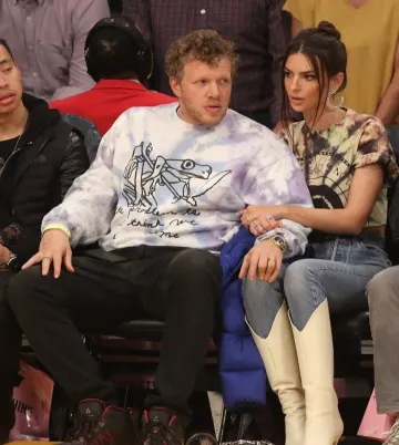 Messika Danse du Serpent Boucles d'oreilles portées par Emily Ratajkowski Match des Lakers 13 janvier 2020