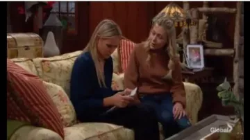 Blusa de bolsillo Navy Flap usada por Sharon Collins (Sharon Case) como se ve en The Young and the Restless 13 de enero de 2020