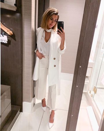 Pantalones Blancos de Christine en la cuenta de Instagram @christineandrew