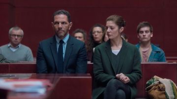Le manteau long vert kaki de Céline (Chiara Mastroianni) dans La Fille au bracelet