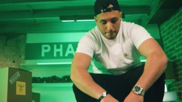 Le tshirt blanc avec broderie abeille jaune KAWS x Dior de Hornet La Frappe dans Hornet la Frappe - C'est mort feat. Leto & RK (Clip officiel)