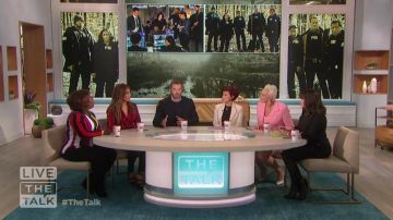 Alice + olivia Au­ro­ra Mock Wrap Top worn by Carrie Ann Inaba on The Talk January 14, 2020