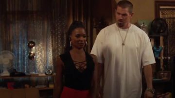 Guess Black Sleeveless Half Moon Ruffle Bodysuit usado por Veronica Fisher (Shanola Hampton) en Shameless Temporada 10 Episodio 10