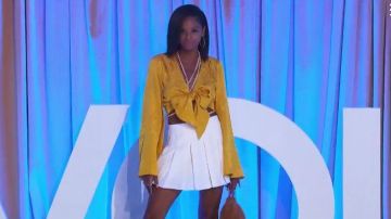 Cravate jaune Crop Top porté par Natasha dans Le Bachelor Saison 24 Episode 2