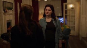 Chemise en jean porté par Debbie Gallagher (Emma Kenney) dans Shameless Saison 10 Épisode 10